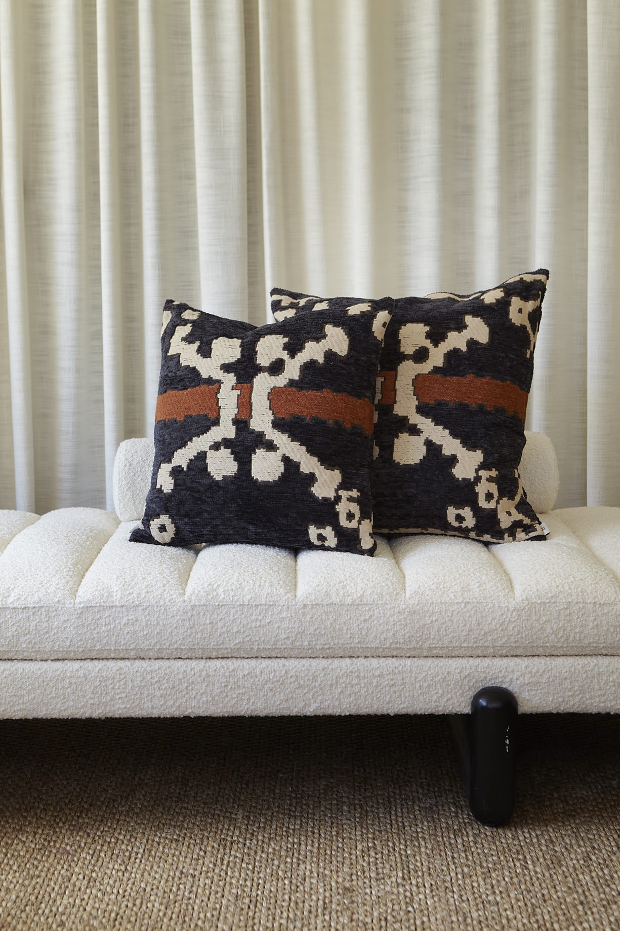 Upscale aakle cushion, black/rust