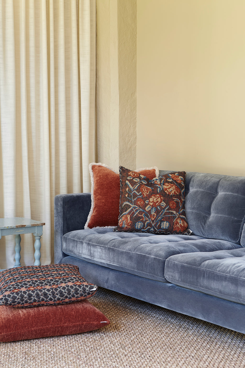 Anniken flower cushion, rust/blue