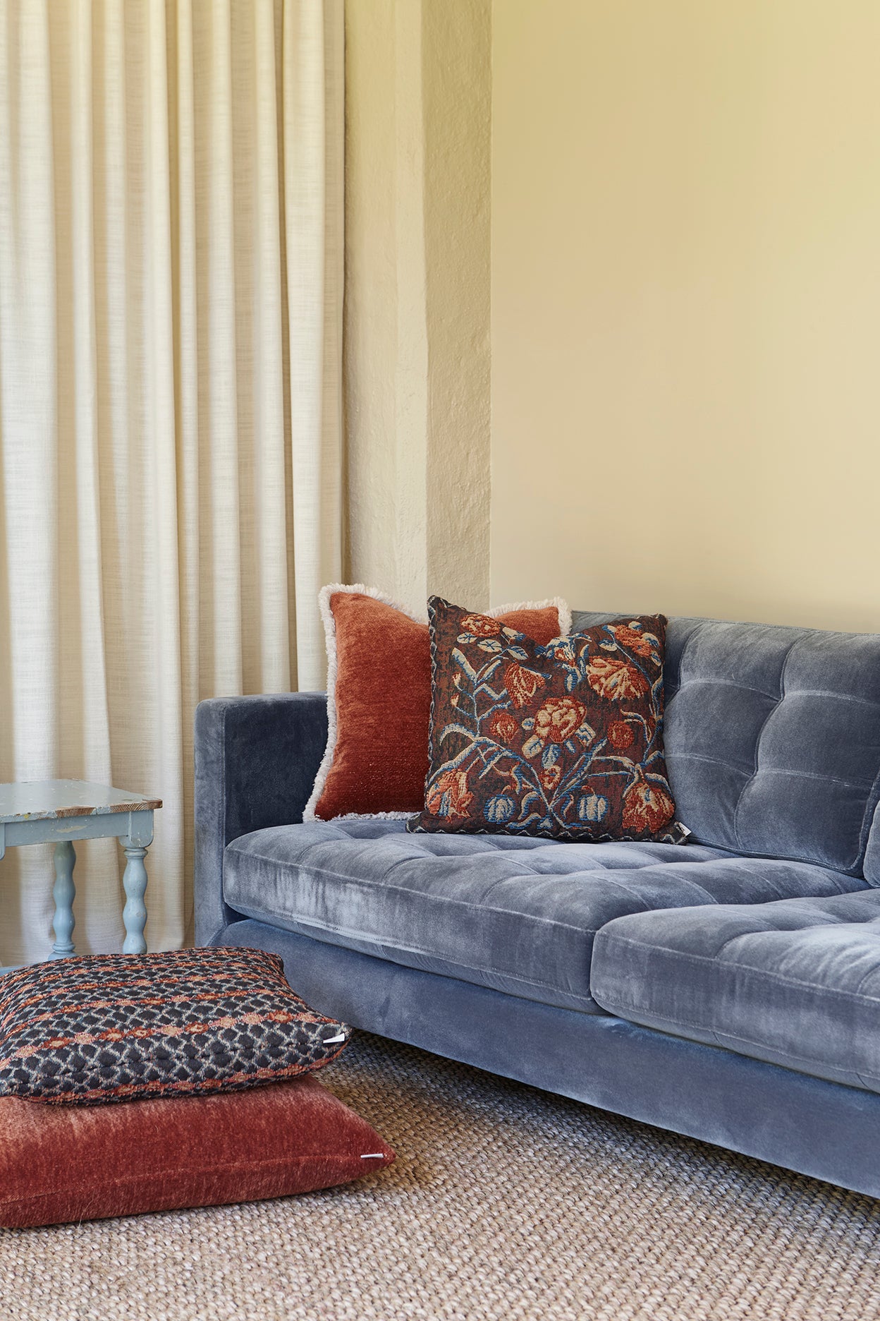 Anniken flower cushion, rust/blue