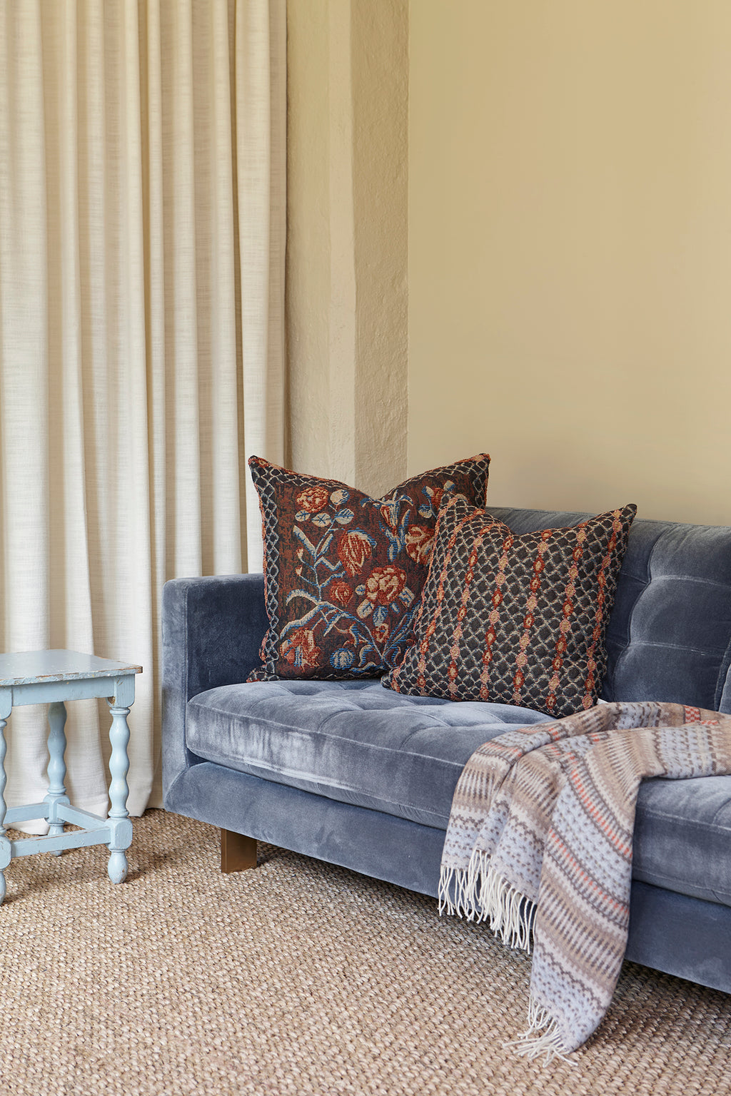Anniken flower cushion, rust/blue