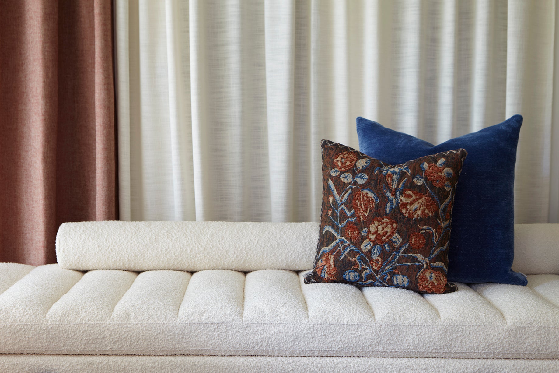 Anniken flower cushion, rust/blue