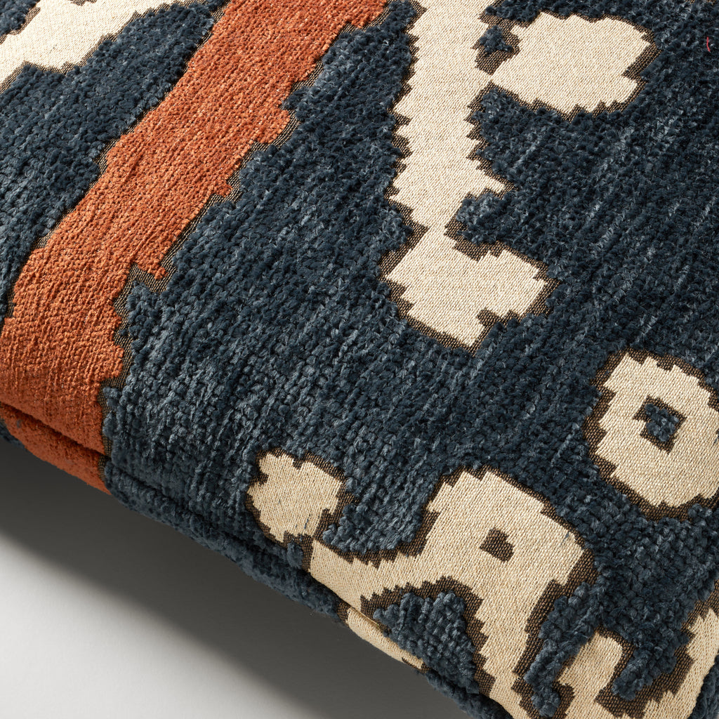 Upscale aakle cushion, black/rust